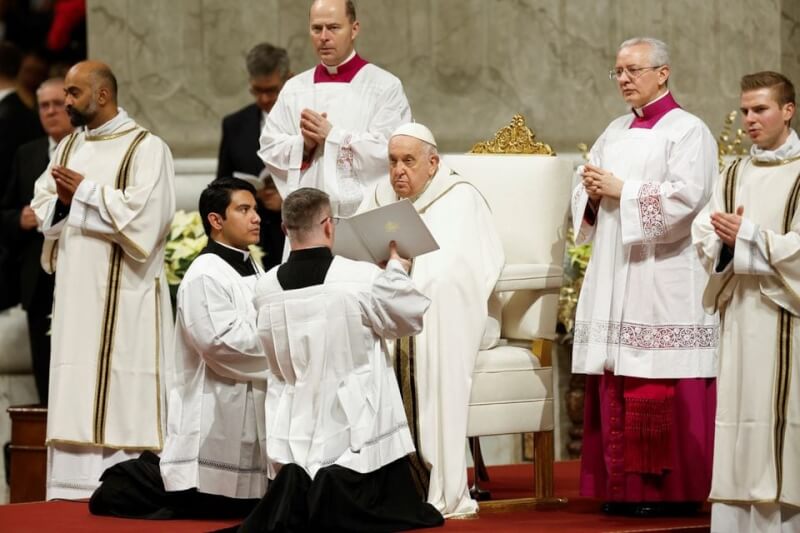 天主教教宗方濟各（右3）24日在梵蒂岡聖伯多祿大殿主持子夜彌撒。（路透社）