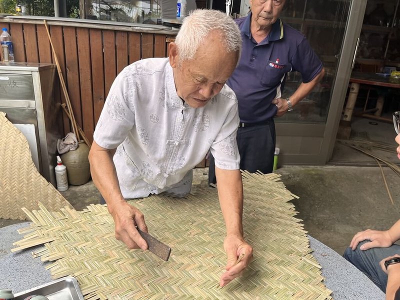 澎湖縣文化局近期委託台灣藝術大學依傳統工藝與文物專業為瓦硐南天廟神轎進行補全修復,轎頂部分特別聘請嘉義傳統竹編工藝師劉明智以精湛手藝完成,協助再現百年神轎原貌。(澎湖縣文化局提供)中央社 112年12月26日