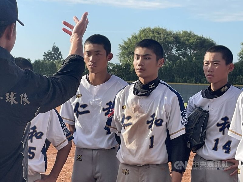 2023台北城市盃青少棒邀請賽桃園仁和止步8強,陣中好手范博超(右2)單日兩戰投打都有表現,未來發展值得期待。中央社記者謝靜雯攝 112年12月26日