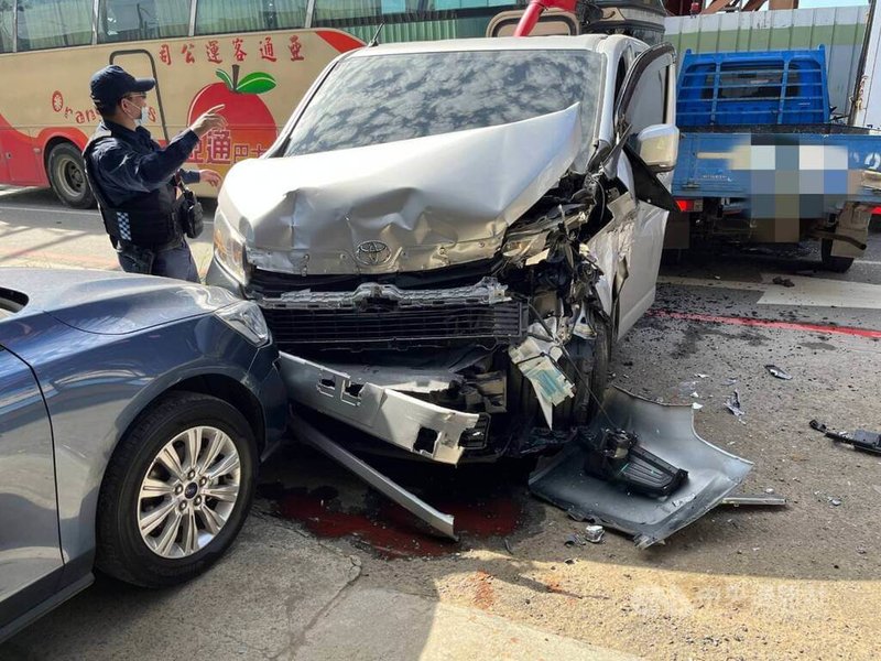 桃園市大園區26日上午發生6車連環撞事故,有遊覽車駕駛疑似未注意車前狀況,追撞前方車輛,現場1人輕傷。車禍現場已在中午順利排除,經警方酒測均無酒駕情形,詳細肇事原因仍待調查釐清。(翻攝照片)中央社記者葉臻傳真 112年12月26日