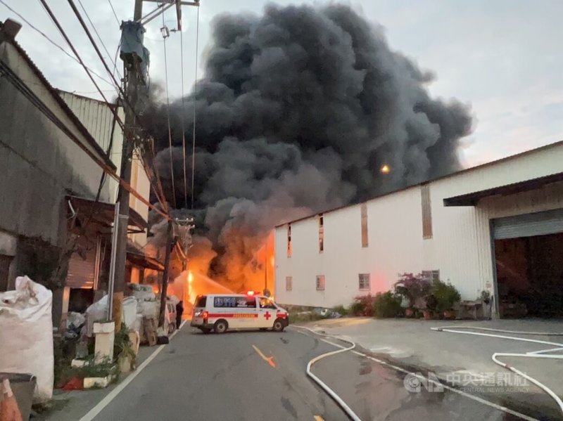 桃園市龜山區一處工廠26日下午發生火警，現場火勢猛烈，警消指出，據回報已有3人受傷送醫，且因廠房緊鄰國道一號，烈焰濃煙竄升影響國道車流，目前周邊路段採雙向管制。（翻攝照片）中央社記者葉臻傳真  112年12月26日