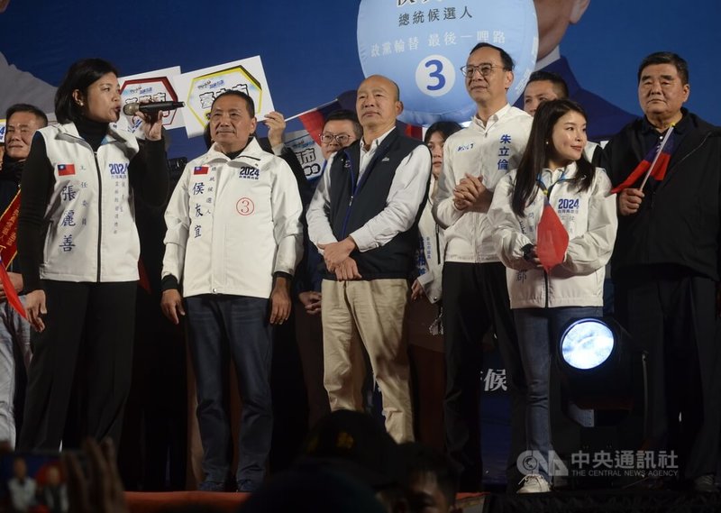 國民黨總統候選人侯友宜（前左2）26日晚間在雲林縣虎尾鎮舉行大型造勢活動，前雲林縣長張榮味（右）、雲林縣長張麗善（前左）與前高雄市長韓國瑜（前左3）、國民黨主席朱立倫（前左4）同台相挺。中央社記者蔡智明攝  112年12月26日