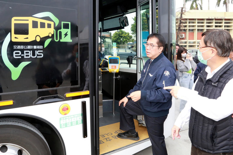 台南市長黃偉哲（左）26日出席在新營區新營客運訓練場舉辦的大台南電動公車112年度成果發表會，實際進行搭乘體驗。（台南市政府提供）中央社記者楊思瑞台南傳真  112年12月26日