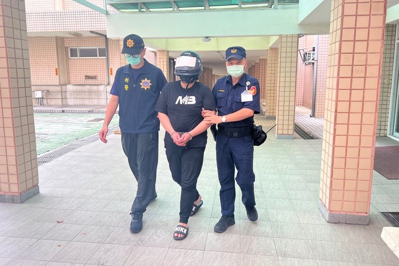 航空警察局與關務署台北關26日宣布破獲利用國際包裹運毒來台案,越南籍武姓留學生(中)供稱為錢擔任轉運手,檢方調查後依違反毒品危害防制條例罪嫌起訴。(航空警察局提供)中央社記者吳睿騏桃園機場傳真 112年12月26日