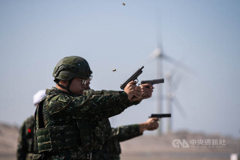 為防範共軍犯台，國軍26日首度於觀光景點輕兵器野戰訓場射擊，首場由陸軍249旅在作戰責任區域「觀音海水浴場」實施。中央社記者游凱翔攝  112年12月26日