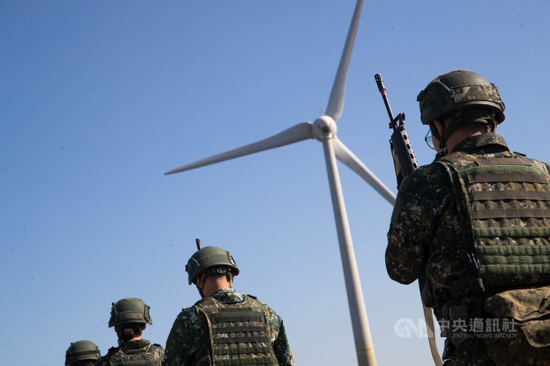 國軍26日首度於觀光景點輕兵器野戰訓場射擊，首場由陸軍249旅在作戰責任區域「觀音海水浴場」實施，圖為官兵射擊完畢後採「高端槍」姿勢返座位。中央社記者游凱翔攝  112年12月26日