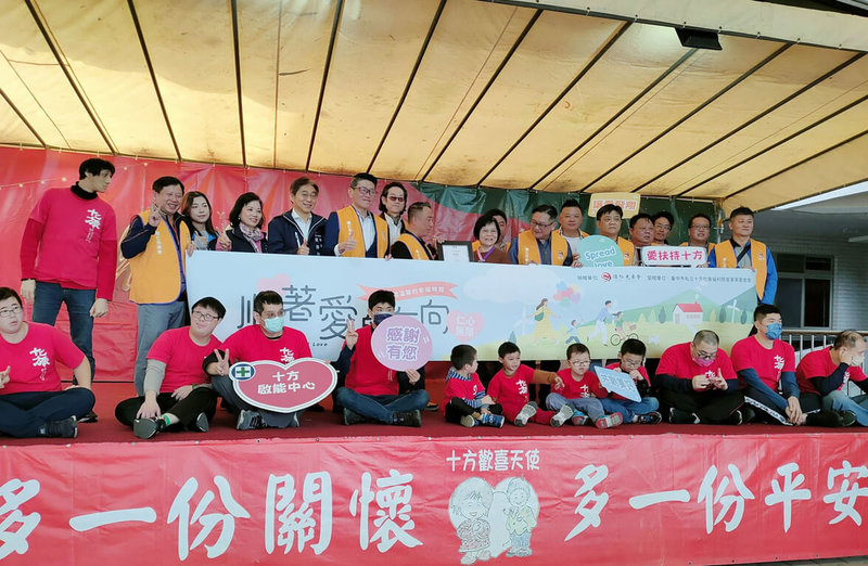 台中市十方啟能中心因教室狹窄、設備老舊，今年規劃更新硬體設備，順仁兄弟會得知後發起集資，協助添購購所需物資，26日舉辦捐贈儀式。（順仁兄弟會提供）中央社記者蘇木春傳真  112年12月26日