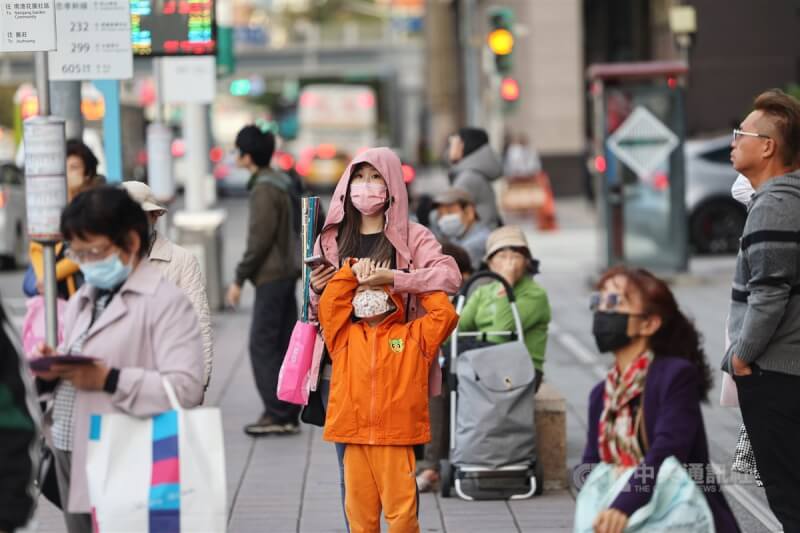 圖為台北市中正區街頭民眾穿外套保暖。（中央社檔案照片）