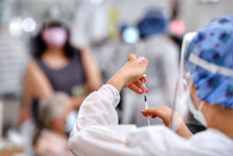 圖為台北市醫護人員抽取疫苗準備替民眾施打。（中央社檔案照片）