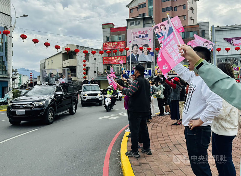 民進黨副總統候選人蕭美琴（黑車上左）27日到東半部地區拜票衝選情，下午從花蓮縣富里鄉往北出發進行車隊掃街、晚間到花蓮市，沿途都有熱情民眾加油。中央社記者李先鳳攝  112年12月27日