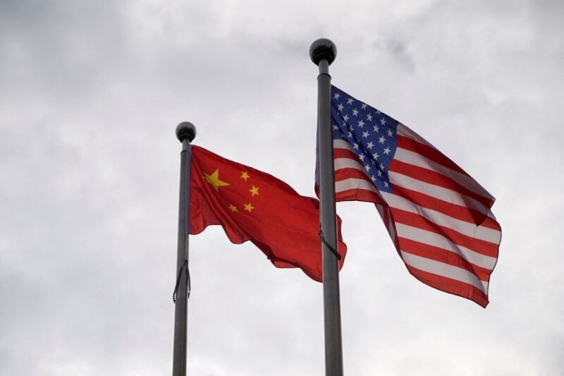 圖為上海一棟大樓外中美國旗飄揚。（路透社）