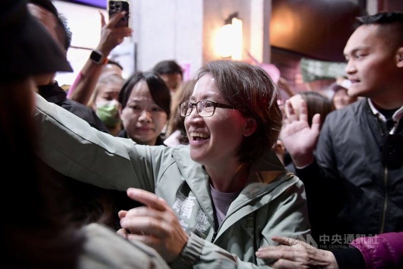 民進黨副總統候選人蕭美琴（中）27日晚間現身花蓮縣聯合競選總部，為選情衝刺催票，現場大批支持者熱情歡迎，爭相握手、搶拍。中央社記者李先鳳攝  112年12月27日