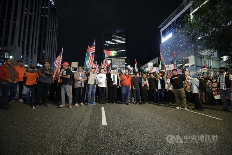 馬來西亞民間社團與政黨共100多名民眾26日晚間遊行到美國大使館附近，抗議美國力挺以色列。中央社記者黃自強吉隆坡攝  112年12月27日