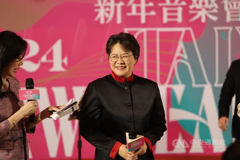 灣聲樂團「台灣的聲音 新年音樂會」即將邁向第6年,2024年元旦將在台北國家音樂廳演出,由奧地利施蒂利亞格拉茲管弦樂團首席指揮陳美安(中)領軍演出。中央社記者王飛華攝 112年12月27日