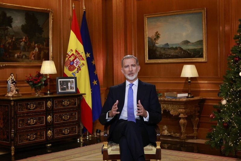 西班牙國王菲利佩六世24日發表耶誕夜電視演說，面對西班牙社會對立激化，他在演說中強調，不尊重「憲法」就沒有民主、自由和共存可能，呼籲國人避免讓「不和諧」萌芽，以維護西班牙的「團結統一」。（西班牙王室提供）中央社記者胡家綺馬德里傳真  112年12月27日