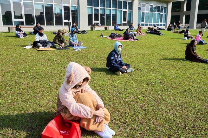 政治大學舉辦第一屆政大國際發呆大賽，逾70名學生齊聚達賢圖書館前大草坪，比賽的60分鐘期間不得說話、飲食、睡覺及使用電子產品。（政大提供）中央社記者許秩維傳真 112年12月27日