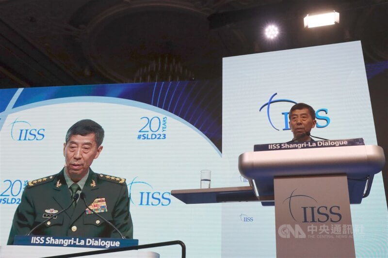 圖為中國國防部長李尚福6月在新加坡「香格里拉對話」發表演講。（中央社檔案照片）