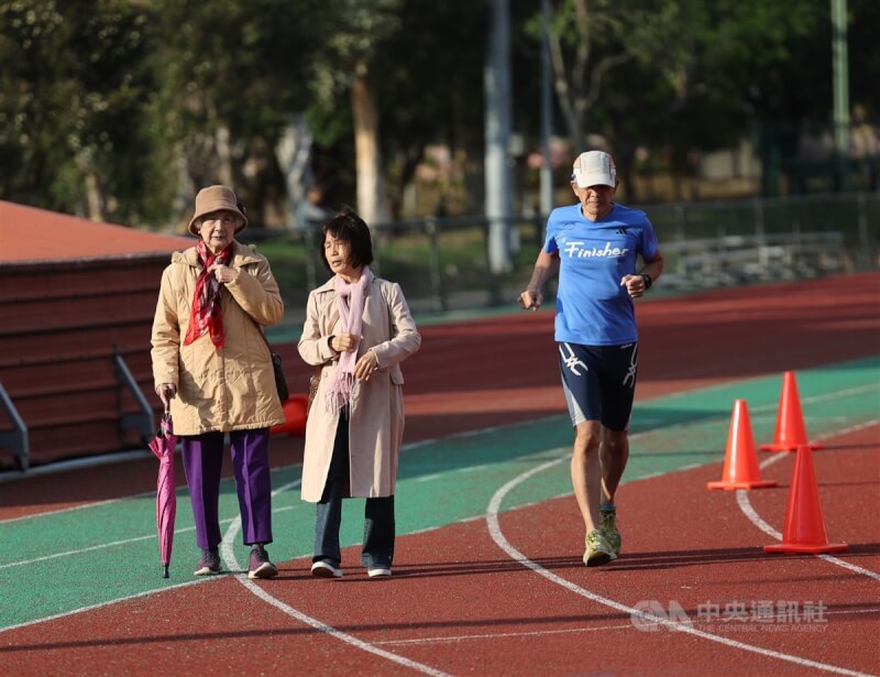 圖為台北市士林區運動民眾。（中央社檔案照片）