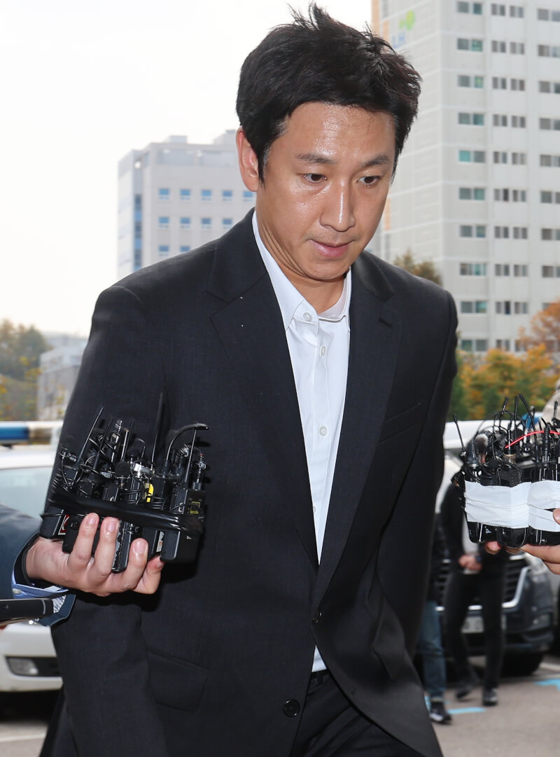 韓國演員李善均27日被發現在車內身亡。圖為李善均11月4日赴警局接受調查。（韓聯社）
