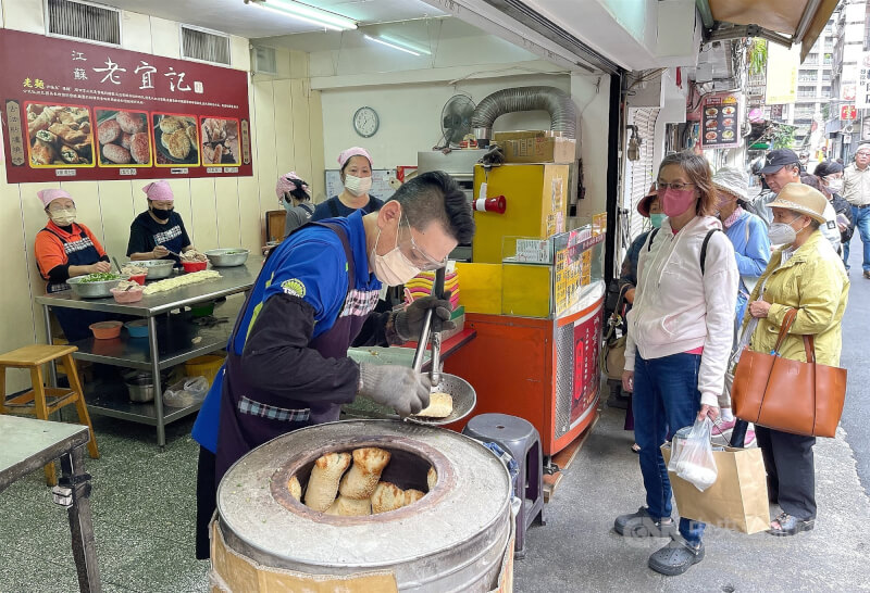 圖為南門市場附近民眾排隊購買燒餅。（中央社檔案照片）