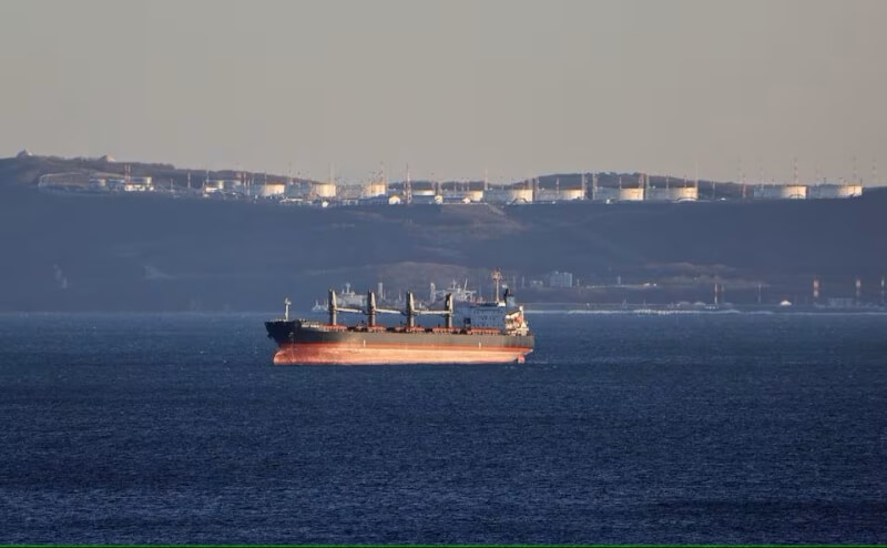 圖為12月4日航行在俄羅斯科茲米諾原油碼頭附近的貨船。（路透社）