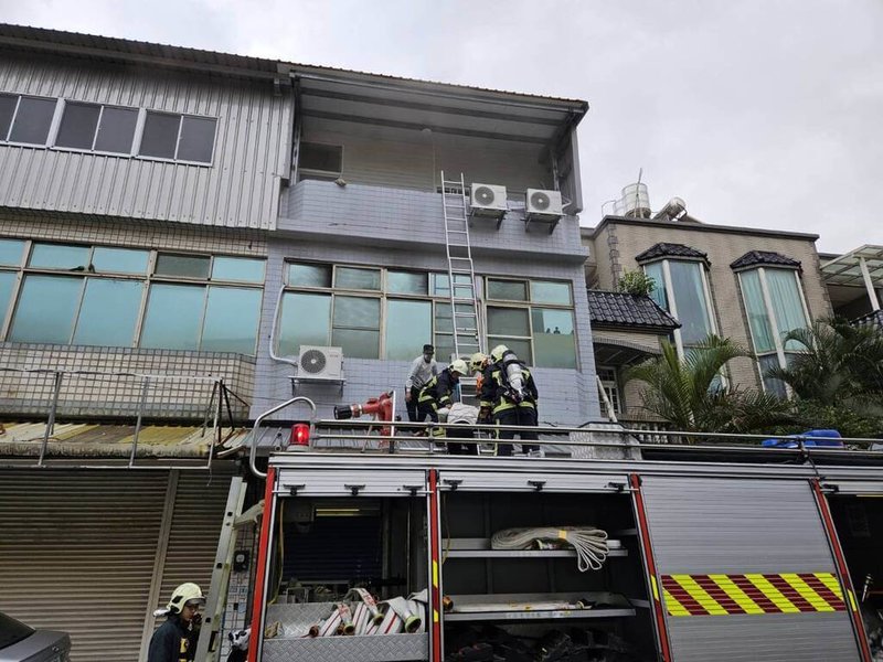 新竹縣湖口鄉一棟外籍移工宿舍28日上午火警，消防局獲報立即派遣人車搶救，救出4名移工。不過，新竹縣消防局新工分隊長游尚樺率隊入室搜索時，疑遭濃煙嗆傷昏迷，被發現救出時已無生命跡象，送醫不治。（新竹縣消防局提供）中央社記者郭宣彣傳真  112年12月28日