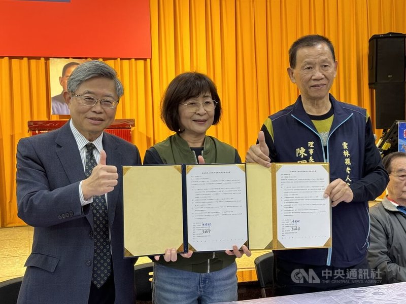 在民進黨立委蘇治芬（中）媒合下，中國醫藥大學北港附設醫院院長吳錫金（左）與雲林縣老人會理事長陳國欽（右）28日簽署診療合約，醫院將定期到各鄉鎮為老人會的會員做健康檢查，也有預防醫學、健康講座。 中央社記者姜宜菁攝  112年12月28日