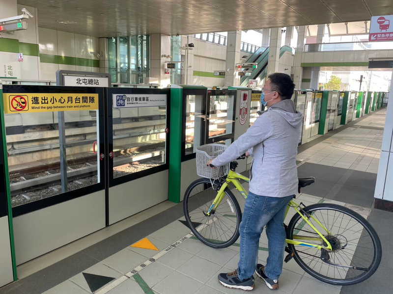 台中捷運民國113年1月1日起開放旅客攜帶自行車上車，自行車僅可停放列車第2扇門及第9扇門，每個車門區限停2輛自行車，每列車可停4輛自行車。（台中捷運提供）中央社記者趙麗妍傳真  112年12月28日