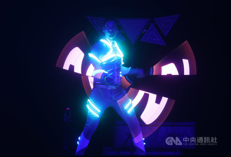 光影魔幻馬戲團(LUMIA)是世界首個結合AI、燈光效果與馬戲團特技的演出,團隊30日將在台北小巨蛋登場,28日進行彩排,來自以色列、曾與太陽馬戲團合作的藝術家阿密特.肯尼(Amit Kenig)示範「激光魔法杖」,以雜技結合震撼視覺的光影秀。中央社記者裴禛攝 112年12月28日