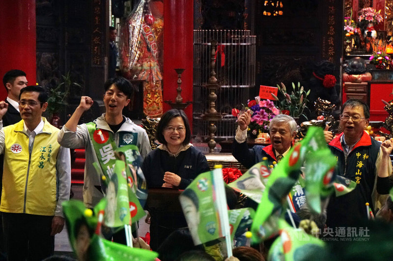 總統蔡英文（中）28日赴中和海山宮參香祈福，拉抬民進黨立委參選人吳崢（左前2）選情，也請在場民眾支持民進黨總統候選人賴清德、副總統候選人蕭美琴，因為他們跟她一起創造蔡英文路線，也能走個更遠、更好。中央社記者王揚宇攝  112年12月28日