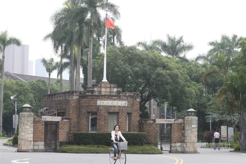 圖為台灣大學校門。（中央社檔案照片）
