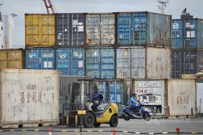 圖為高雄港區碼頭內貨櫃堆疊置放。（中央社檔案照片）