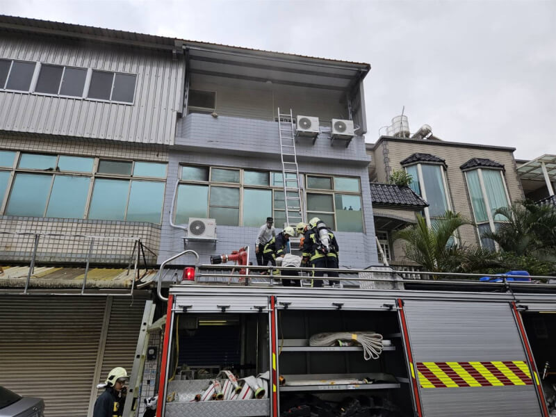 新竹縣湖口鄉一棟外籍移工宿舍28日上午火警，消防局獲報立即派遣人車搶救，救出4名移工。不過，新竹縣消防局新工分隊長游尚樺率隊入室搜索時，疑遭濃煙嗆傷昏迷，被發現救出時已無生命跡象，送醫不治。（新竹縣消防局提供）中央社記者郭宣彣傳真 112年12月28日