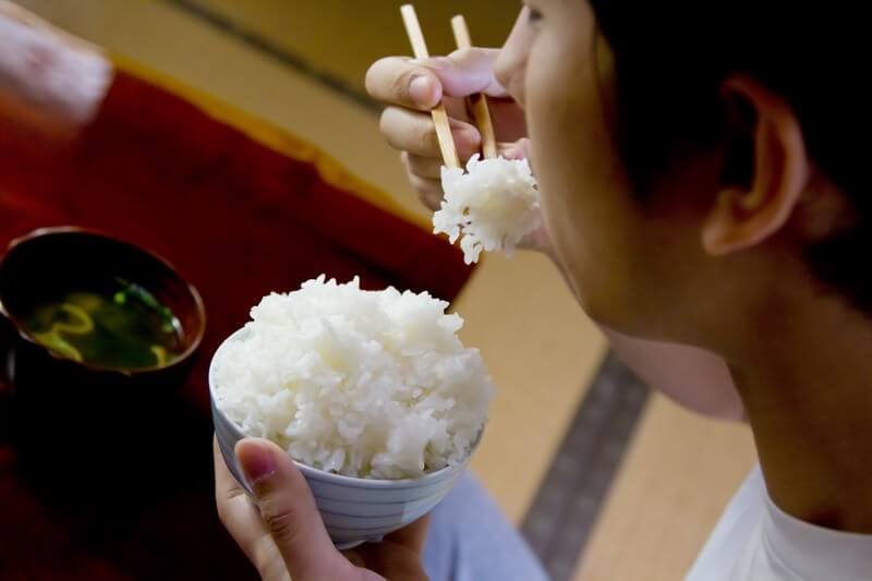 日本腸道專家國澤純建議若想減肥可改吃糙米、麥飯，或把白飯放冷再吃。（圖取自Pakutaso圖庫）