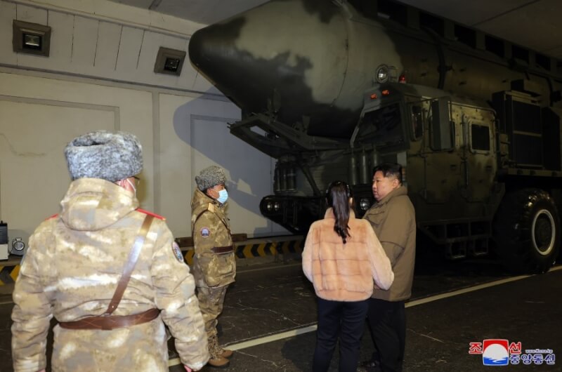 圖為北韓領導人金正恩（右1）18日視察火星-18型洲際彈道飛彈試射。（圖取自北韓中央通信社網頁kcna.kp）