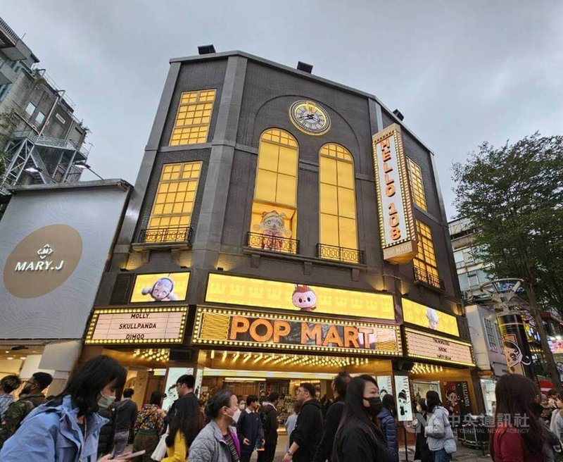 西區商圈地標「西門町肯德基」熄燈逾2年，由潮玩品牌POP MART泡泡瑪特進駐，開設台灣首家旗艦店，將在29日正式開幕。中央社記者江明晏攝 112年12月28日