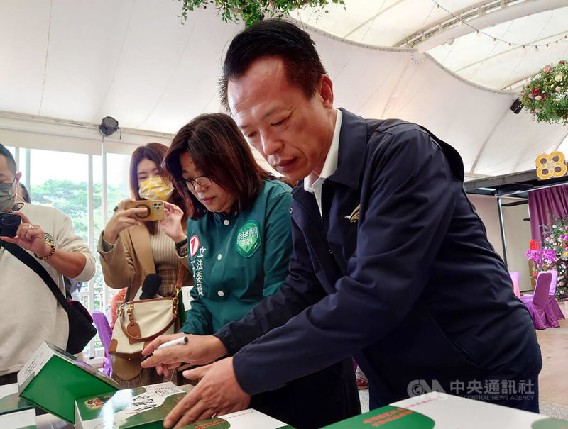 嘉義縣阿里山茶葉生產合作社29日舉行2023年冬季優良茶比賽頒獎典禮,圖為嘉義縣長翁章梁(右)為得獎茶葉簽名。右2為民進黨立委王美惠。中央社記者蔡智明攝 112年12月29日