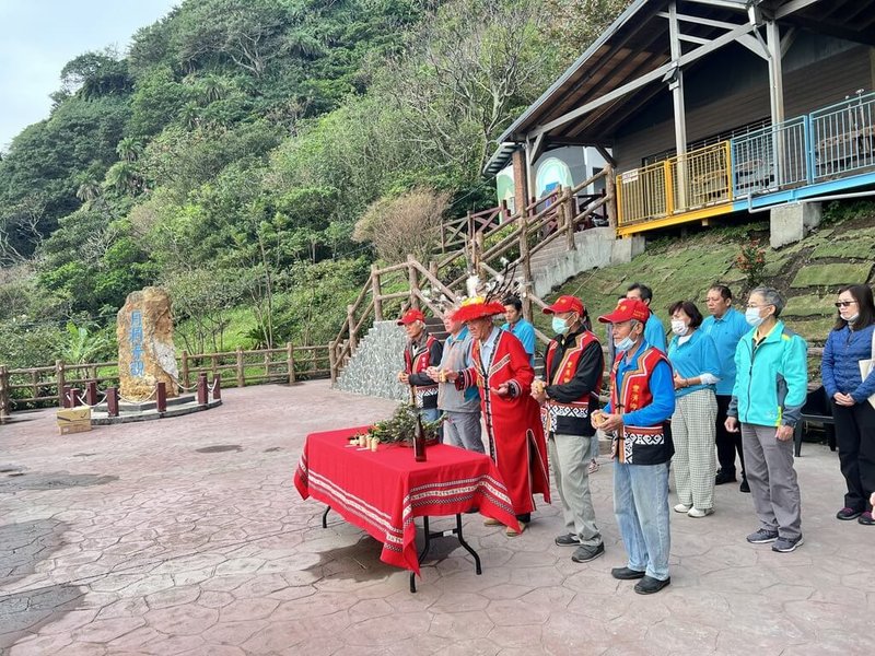花蓮縣月洞遊憩區位於豐濱鄉港口村,園區設施依山勢而建,9月時因搭建防落石等設施休園,工程近日完工,29日由頭目帶領進行祈福儀式後重新開放。(豐濱鄉公所提供)中央社記者張祈傳真 112年12月29日