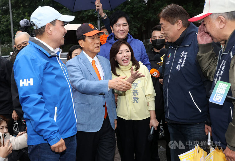 親民黨主席宋楚瑜(前左2)29日上午為國民黨台北市第4選區(內湖、南港區)立委參選人李彥秀(前中)站台,國民黨總統候選人侯友宜(前左1)也到場。中央社記者鄭傑文攝 112年12月29日