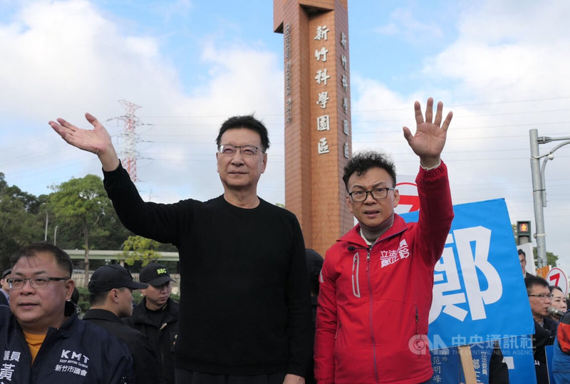 國民黨副總統候選人趙少康（前右2）29日與黨籍新竹市立委參選人鄭正鈐（前右）在新竹科學園區門口拜票，因維安管制交通引發民怨。趙少康事後受訪對此表達歉意，也表示原意就是想了解園區塞車情形，希望未來地方與中央能配合改善。中央社記者郭宣彣攝  112年12月29日