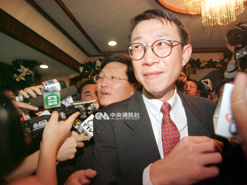 和信、力霸兩大集團少東辜啟允（右）、王令麟（左）1998年1月2日於台北來來飯店協商有線電視爭議。（中央社檔案照片）