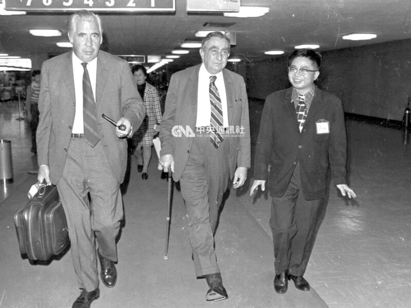 「氫彈之父」泰勒博士（中）1973年1月1日抵台。（中央社檔案照片）