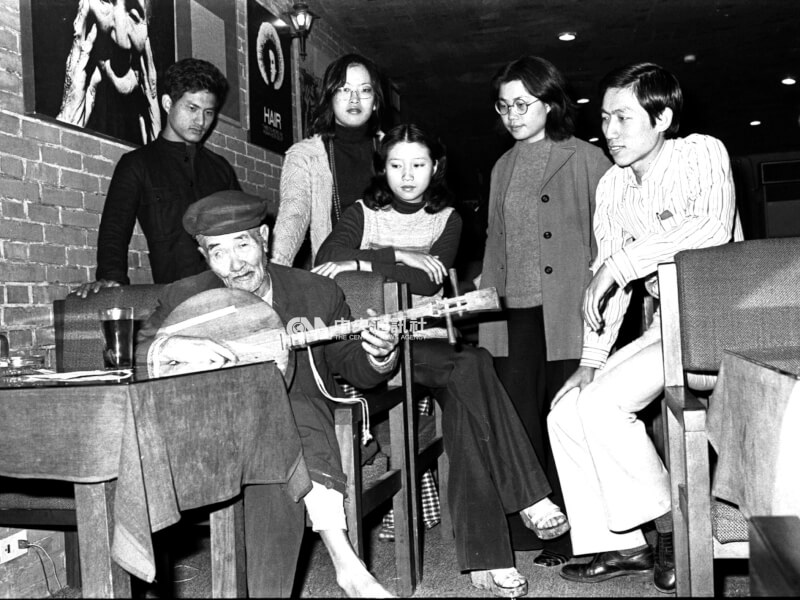 1976年12月30日陳達在「稻草人」演唱，並與愛好音樂的青年朋友暢談。（中央社檔案照片）