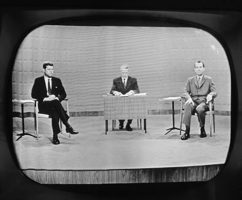 1960年9月，代表民主黨的甘迺迪（左）與代表共和黨的尼克森（右），舉行美國史上首次電視辯論會。（美聯社）