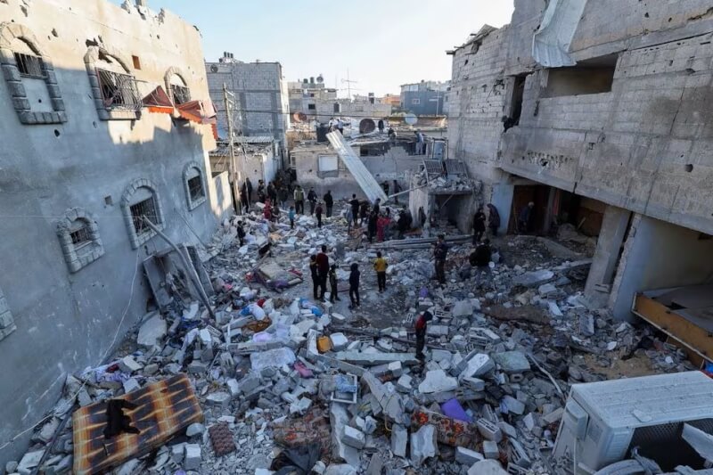 圖為加薩走廊南部城鎮的房屋29日遭到以色列襲擊。（路透社）