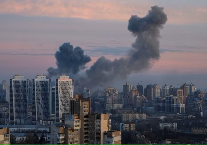 圖為29日俄羅斯攻擊烏克蘭後，首都基輔上空升起爆炸濃煙。（路透社）