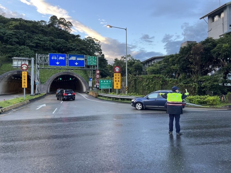 元旦連假首日，蘇花公路改善路段30日清晨湧現南下車潮，警方加強交通疏導管制，維護用路人行車順暢。（警方提供）中央社記者沈如峰宜蘭縣傳真  112年12月30日