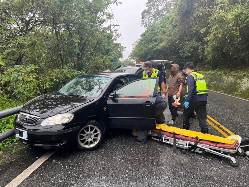 花蓮台11線豐濱鄉31公里處芭崎瞭望台附近28日發生車輛對撞事故，駕駛黑色轎車的27歲高姓男駕駛傷重不治，另一車3人輕傷。（民眾提供）中央社記者張祈傳真  112年12月30日