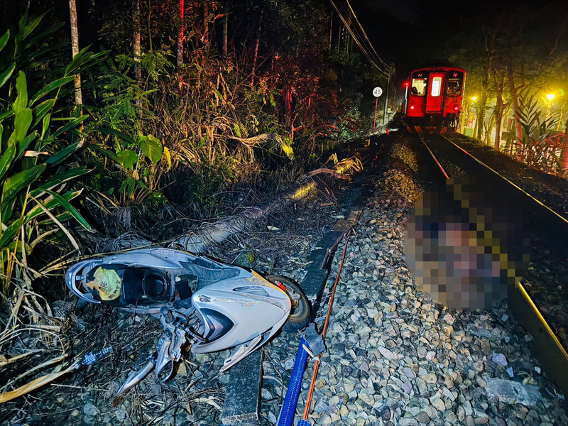 台鐵集集支線龍泉車站附近隘埔巷平交道30日發生火車與機車相撞車禍，南投縣消防局獲報到場發現一名年約60歲男性倒在鐵軌旁，頭蓋骨破裂已明顯死亡。（南投縣消防局提供）中央社記者吳哲豪傳真  112年12月30日