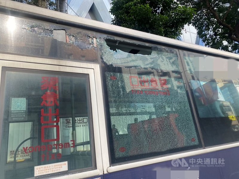 台北市中山北路2段、近捷運民權西路站附近30日發生工安意外，一輛工地車輛吊臂撞上公車，造成公車窗戶破裂，幸無人員受傷。（翻攝畫面）中央社記者劉建邦傳真 112年12月30日